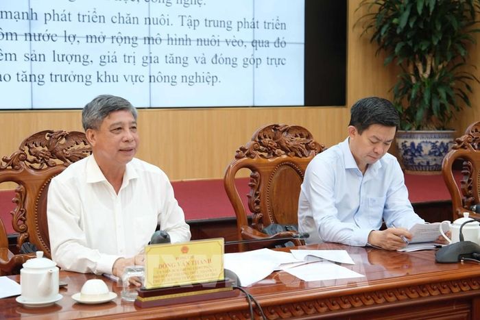 Phó Bí thư Thường trực Thành ủy, Chủ tịch HĐND thành phố Cần Thơ Đồng Văn Thanh (trái) phát biểu tại cuộc họp. Ảnh: Thanh Liêm - TTXVN