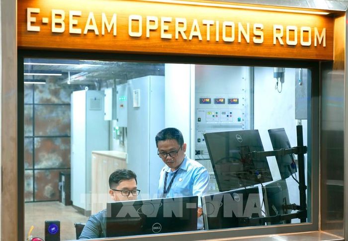 Quy trình chiếu xạ tại Nhà máy Chiếu xạ Toàn Phát được giám sát nghiêm ngặt. Ảnh: Đức Hạnh - TTXVN