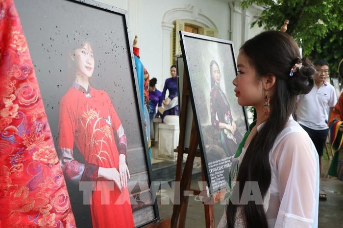 Tham quan Trưng bày, trình diễn “Tri thức may, mặc áo dài Huế”. Ảnh: Mai Trang - TTXVN