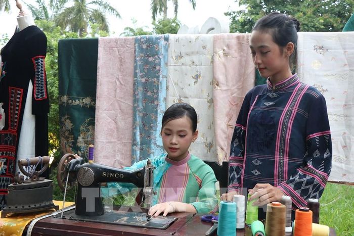 Tham quan Trưng bày, trình diễn “Tri thức may, mặc áo dài Huế”. Ảnh: Mai Trang - TTXVN