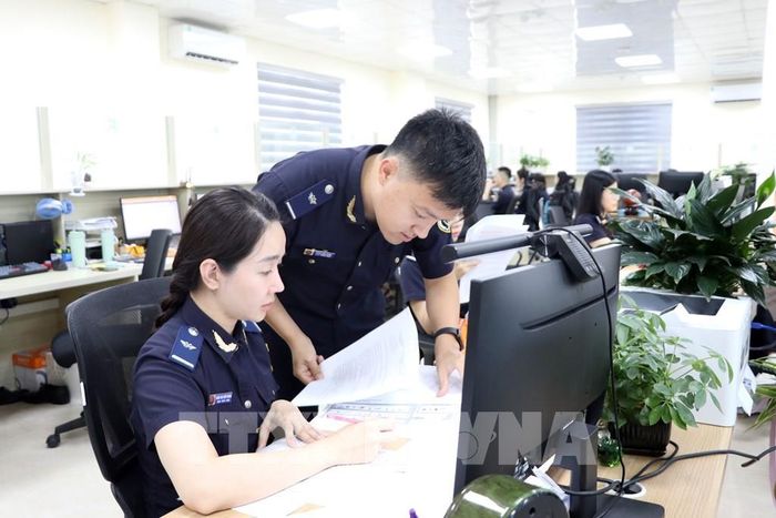 Cán bộ công chức Đội thông quan, Chi cục Hải quan khu vực III đang xử lý hồ sơ xuất nhập khẩu của doanh nghiệp trên hệ thống phần mềm chuyên ngành. Ảnh: Mạnh Tú - TTXVN