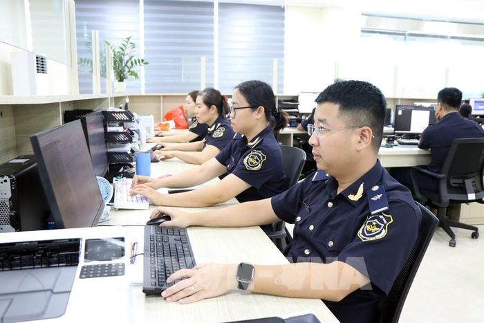 Cán bộ công chức Đội thông quan, Chi cục Hải quan khu vực III đang xử lý hồ sơ xuất nhập khẩu của doanh nghiệp trên hệ thống phần mềm chuyên ngành. Ảnh: Mạnh Tú - TTXVN