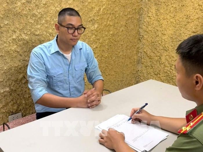 Đối tượng Trần Việt Anh tại Cơ quan điều tra. Ảnh: TTXVN phát