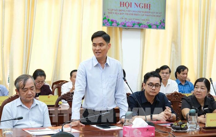 Đại diện Công ty TNHH Lạc Tỷ (chuyên sản xuất giày thể thao) nêu kiến nghị với lãnh đạo thành phố Cần Thơ. Ảnh: Thanh Liêm - TTXVN