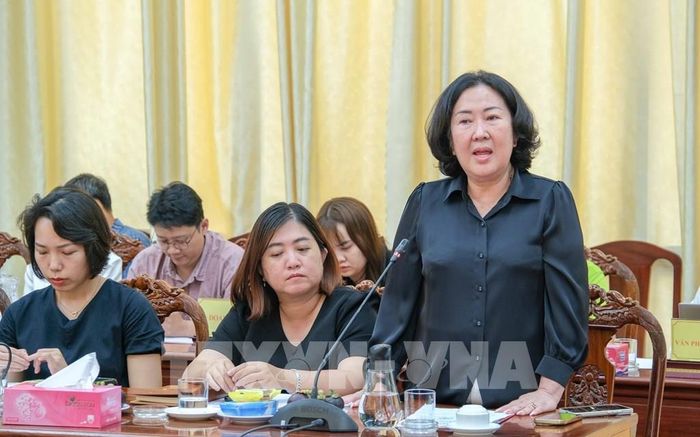 Bà Trần Thanh Nga, Giám đốc Công ty TNHH Thương mại - Dịch vụ Thành Tín (chuyên sản xuất, xuất khẩu gạo) kiến nghị tháo gỡ khó khăn liên quan Nghị định 107 về xuất khẩu gạo. Ảnh: Thanh Liêm - TTXVN