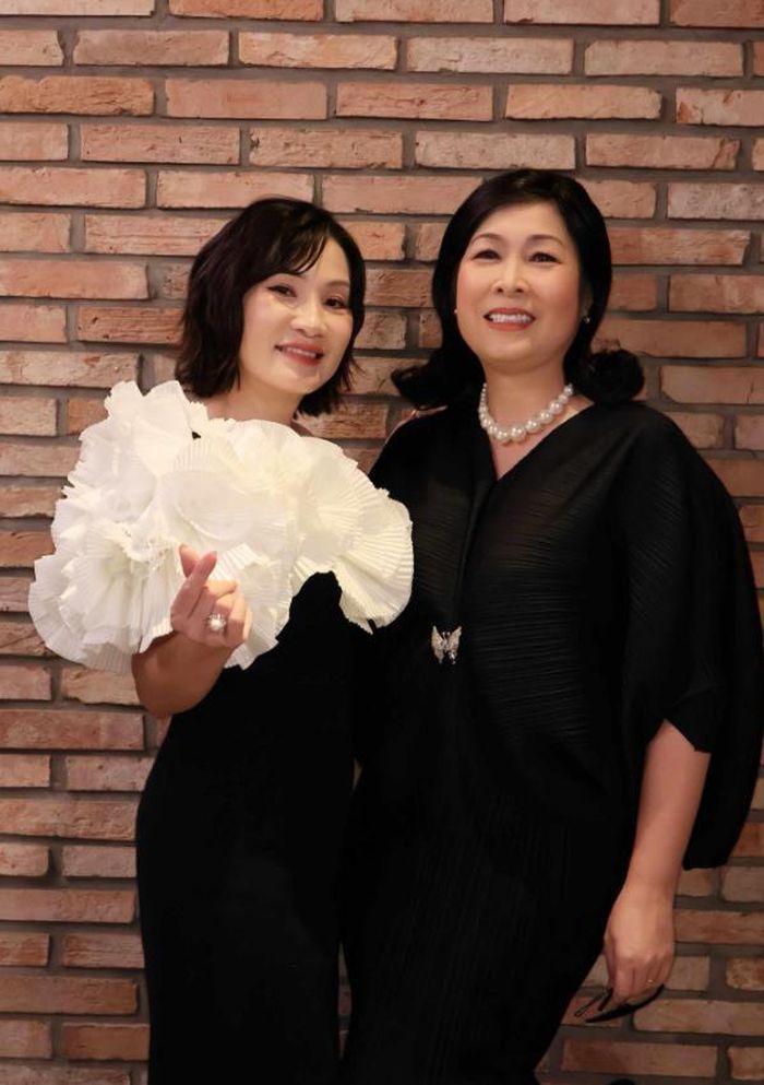 Lên Hương dự kiến khởi chiếu từ ngày 18/9, được kỳ vọng tạo dấu ấn nhờ đề tài khác lạ cùng màn kết hợp giữa hai nghệ sĩ gạo cội Hồng Vân và Hồng Đào. Ảnh: FBNV.