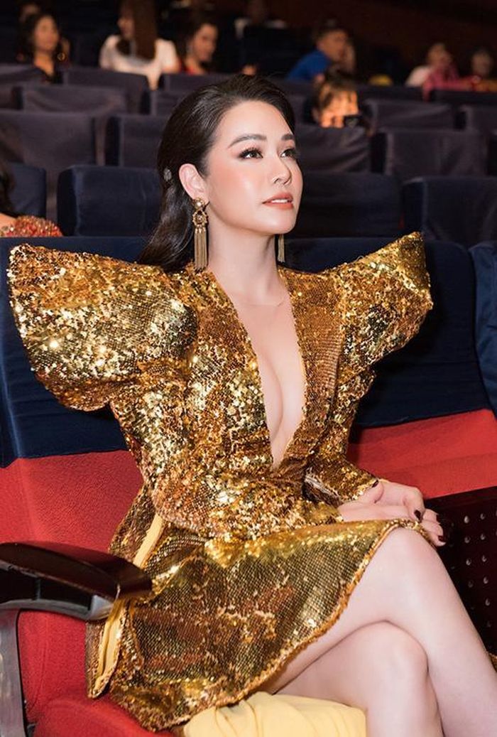 Thị Bình' Nhật Kim Anh diện váy xẻ sâu, o ép vòng 1 khác hẳn hình tượng trên phim.