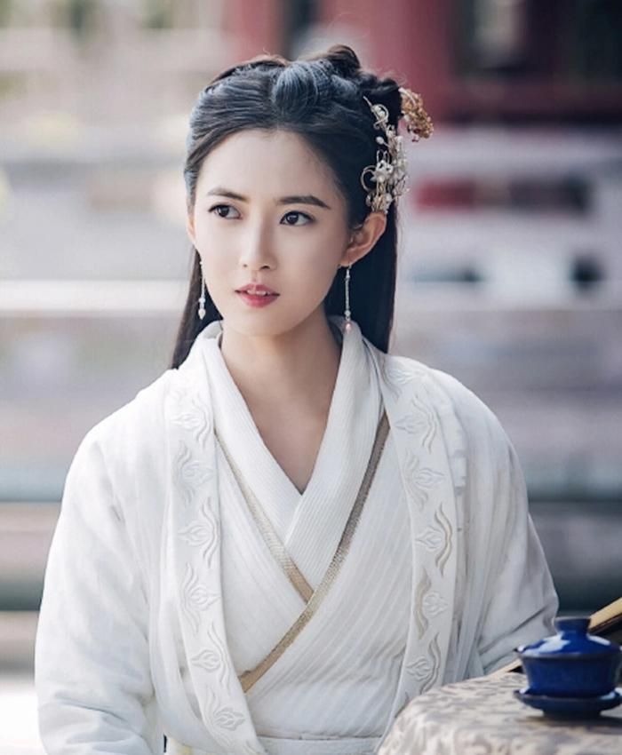 Triệu Mẫn xuất thân quận chúa và được giao nhiệm vụ xử lý những lực lượng võ lâm Trung Nguyên vốn luôn là mối đe dọa đối với triều đình. 