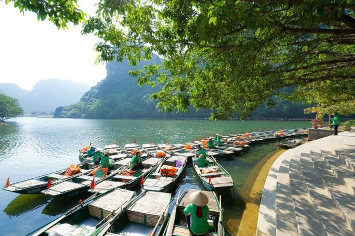 Đến Tràng An, du khách phải trải nghiệm đi thuyền tại Tràng An