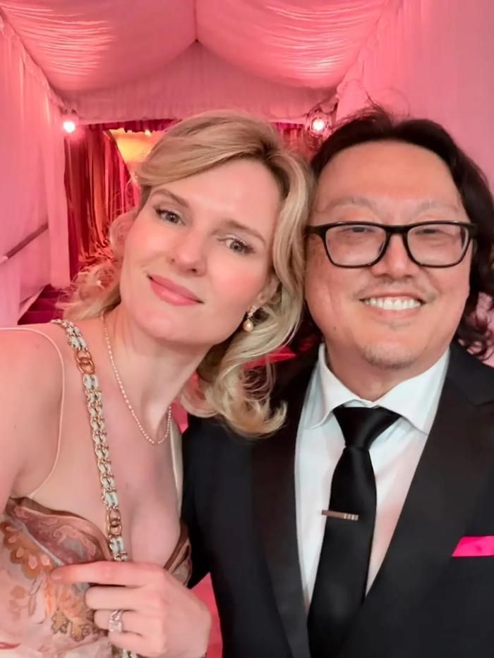 Bản thân Joseph Kahn cũng chia sẻ một bức ảnh chụp cùng vợ là Lotte trên Instagram. 
