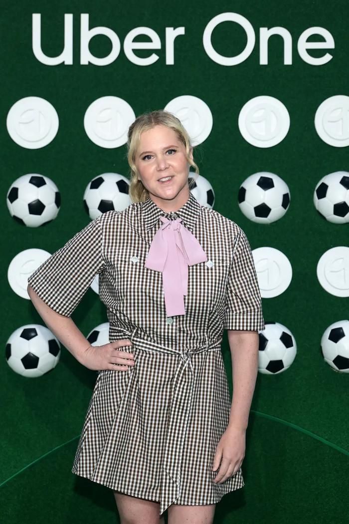 Không chỉ đối mặt với vấn đề cân nặng, Amy Schumer còn tiết lộ vào tháng 5 rằng cô gặp biến chứng sau một ca nội soi đại tràng không thành công, ảnh hưởng đến đời sống tình cảm.