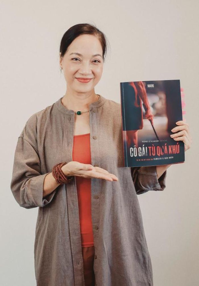 Bên cạnh diễn xuất, NSND Lê Khanh còn tham gia hỗ trợ tuyển chọn và hướng dẫn diễn viên trẻ trong dự án Một thời ta đã yêu, tiếp tục đồng hành cùng thế hệ nghệ sĩ mới. Ảnh: NSX.