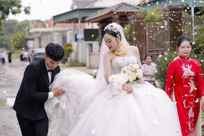 Vợ chồng cầu thủ Hồ Văn Cường và cô giáo Nguyễn Linh đều cùng quê Nghệ An.
