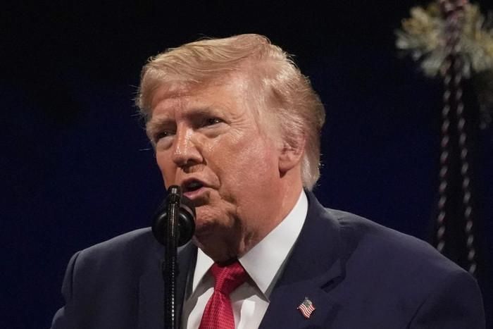 Tổng thống Donald Trump phát biểu trong sự kiện “Salute to America” (Chào mừng nước Mỹ) nhân dịp Quốc khánh, kỷ niệm 250 năm ngày thành lập nước Mỹ, vào ngày 4/7/2026 tại National Mall ở Washington. (Ảnh AP/Mark Schiefelbein)