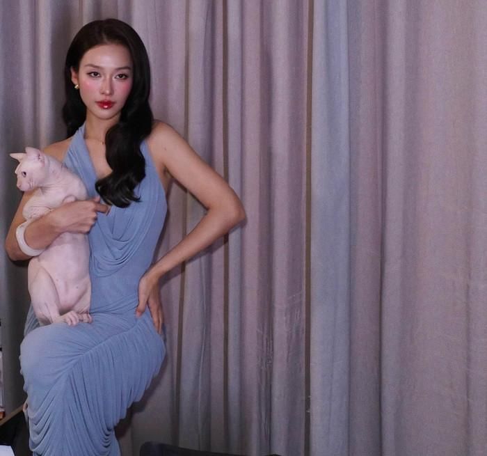 Thần thái sang chảnh, sắc sảo "đốn tim" người hâm mộ của Khả Ngân. (Nguồn: FBNV)