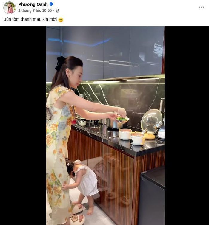 Phương Oanh dần trở lại với hình ảnh trong căn bếp nhỏ ấm áp cùng các con. Ảnh: Chụp màn hình