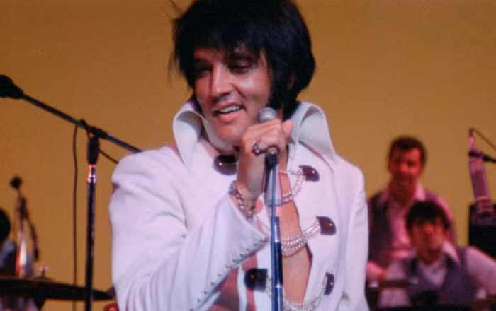 Elvis Presley trong một màn trình diễn được tái hiện trong EPiC: Elvis Presley in Concert.
