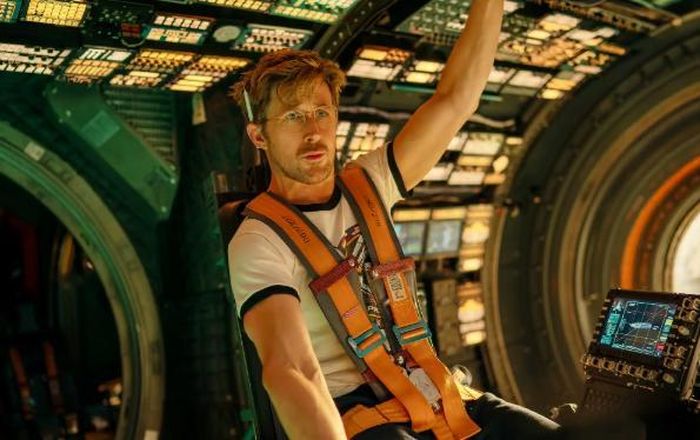 Ryan Gosling vào vai Ryland Grace, một giáo viên khoa học bất ngờ được giao nhiệm vụ cứu Trái Đất.