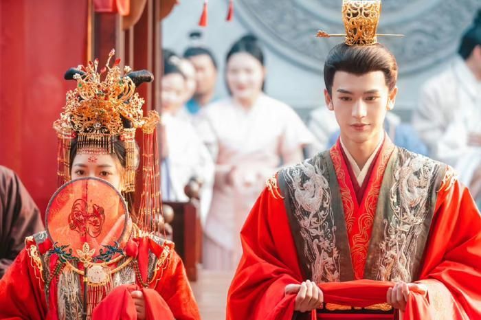 Độ Hoa Niên từng gây chú ý trong mùa hè 2024 khi khai thác mô-típ trùng sinh kết hợp quyền mưu, tình cảm và bi kịch hôn nhân chính trị. Phim chuyển thể từ tiểu thuyết Trưởng Công Chúa của Mặc Thư Bạch, xoay quanh Lý Dung và Bùi Văn Tuyên do Triệu Kim Mạch và Trương Lăng Hách thể hiện. Ở kiếp đầu, họ kết hôn vì lợi ích, sống bên nhau suốt hai thập kỷ nhưng bị nghi kỵ và những âm mưu triều đình bào mòn. Cái chết đến với cả hai trong lúc những hiểu lầm vẫn chưa được hóa giải. Khi cùng trở về thời điểm còn trẻ với ký ức nguyên vẹn, Lý Dung và Bùi Văn Tuyên có cơ hội nhìn lại cuộc hôn nhân cũ, đối diện với tổn thương từng gây ra và từng bước viết lại số phận. Sức hút của phim nằm ở cảm giác tiếc nuối của một tình yêu đến muộn, càng theo dõi càng khiến khán giả mong họ kịp nắm lấy nhau.