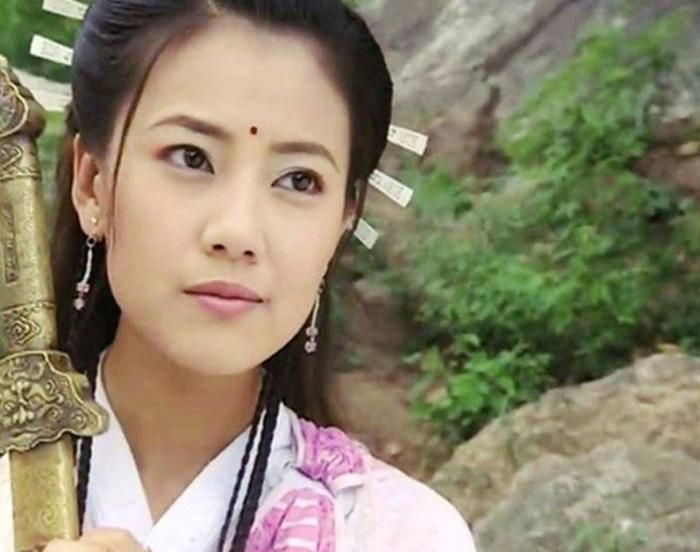 Sau khi lấy được bí kíp trong Ỷ Thiên Kiếm và Đồ Long Đao, Chu Chỉ Nhược luyện Cửu Âm Chân Kinh, nhanh chóng sở hữu những tuyệt kỹ như Cửu Âm Bạch Cốt Trảo và Bạch Mãng Tiên Pháp.