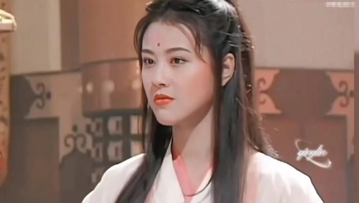 Trước khi luyện Cửu Âm Chân Kinh, Chu Chỉ Nhược đã có nền tảng từ Nga Mi Cửu Dương Công, môn võ bắt nguồn từ nhánh Cửu Dương Chân Kinh do Quách Tương truyền lại cho phái Nga Mi.