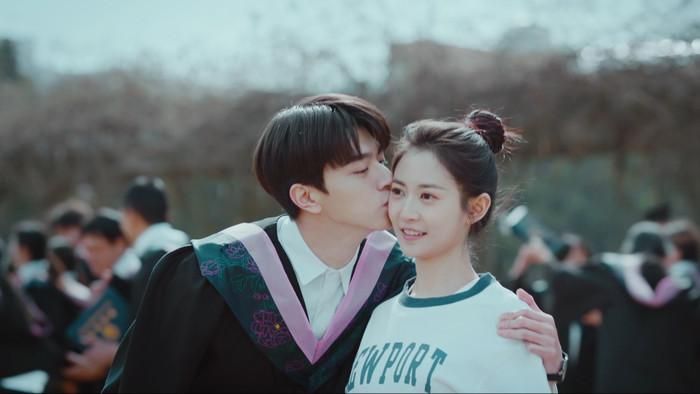 Bộ phim đặt câu chuyện tuổi trẻ trong không gian những con ngõ cổ gần Tử Cấm Thành, nơi con cái của các nghệ nhân trùng tu di tích văn hóa cùng lớn lên. Thiệu Tuyết, Trịnh Tố Niên và Ngô Hoan là những người bạn gắn bó từ nhỏ, chứng kiến nhau đi qua những năm tháng hồn nhiên nhất. Khi trưởng thành, mỗi người lựa chọn một con đường khác nhau: Trịnh Tố Niên tiếp nối truyền thống gia đình, còn Thiệu Tuyết khao khát được bước ra thế giới rộng lớn hơn. Sự thay đổi của thời đại, biến cố gia đình và những ngã rẽ riêng khiến họ xa nhau, nhưng tình yêu dành cho ký ức chung vẫn luôn là sợi dây kết nối các nhân vật.