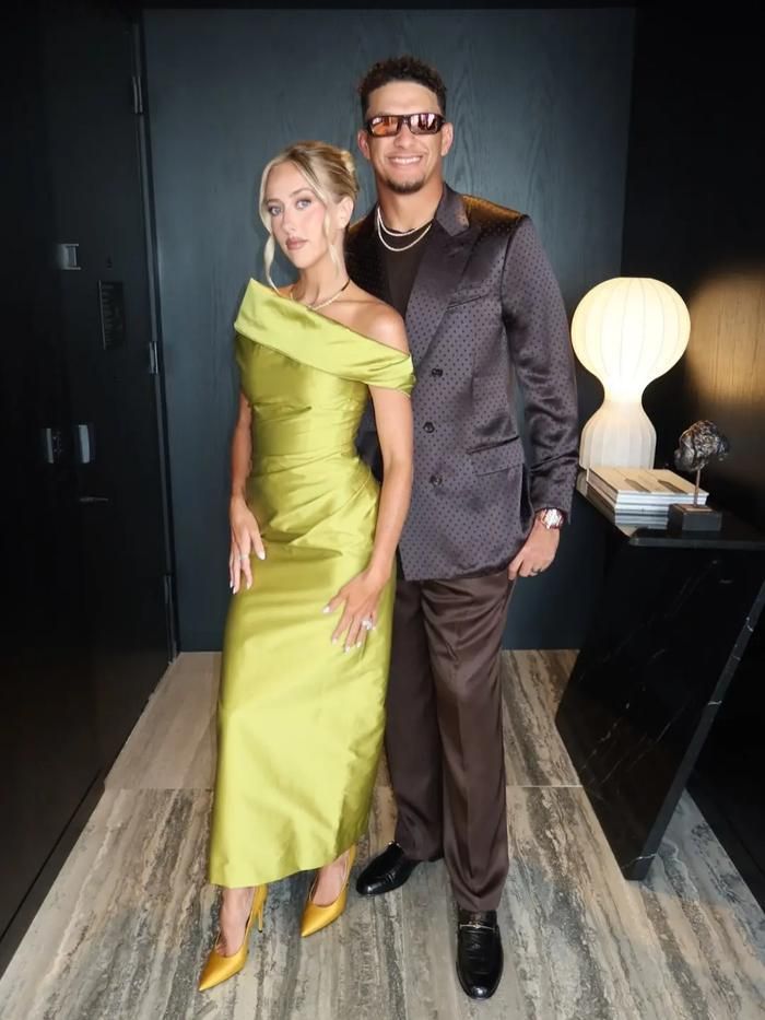 Brittany Mahomes diện một chiếc váy lụa trễ vai màu xanh vàng tại buổi tiệc tối riêng tư, quy mô khoảng 100 khách mời.