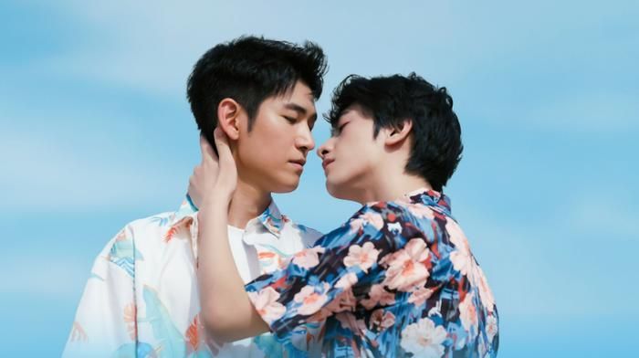 Từng là thần tượng nổi tiếng, Bùi Gia (Trần Diệp Thịnh) gần như chạm đáy sự nghiệp. Sau khi nhận được lá thư động viên từ một người hâm mộ, anh quyết định chuyển hướng sang diễn xuất. Gia nhập đoàn phim mới, Bùi Gia thất vọng khi bạn diễn Tô Dịch (Hoàng Hiểu) còn non kinh nghiệm và dường như quá ám ảnh với danh tiếng. Tuy nhiên, trong quá trình quay phim, sự ăn ý cả trên màn ảnh lẫn ngoài đời giữa hai người ngày càng lớn.
