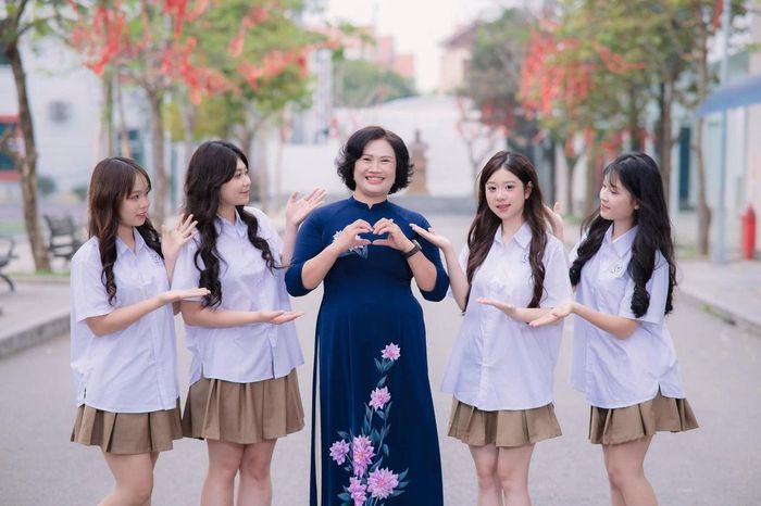 Nhà giáo Nguyễn Thị Lan và các em học sinh