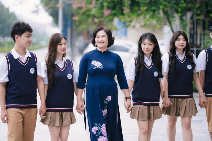 Giáo dục không phải là giúp con tránh mọi va vấp, mà là chuẩn bị cho con đủ nội lực để đứng dậy sau mỗi lần vấp ngã mà không đánh mất niềm tin vào chính mình