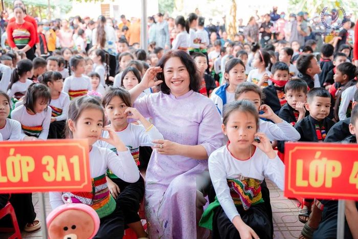 Nhà giáo Nguyễn Thị Lan bên các học sinh