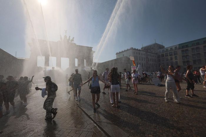 Vòi phun nước làm mát cho du khách trong đợt nắng nóng tại Cổng Brandenburg ở Berlin.