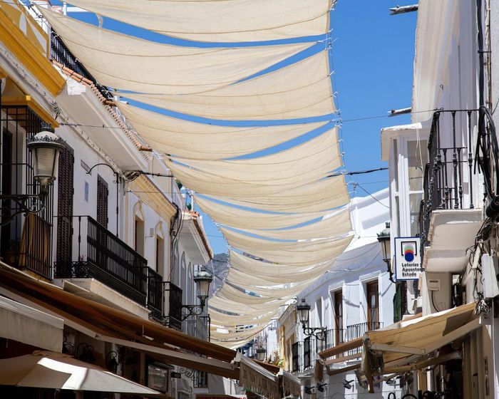 Mái che nắng bằng cánh buồm ở Nerja, Tây Ban Nha.