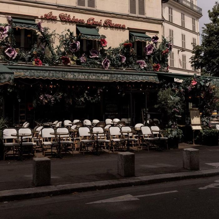 Một nhà hàng ở Paris (Pháp) vắng khách vì nắng nóng.