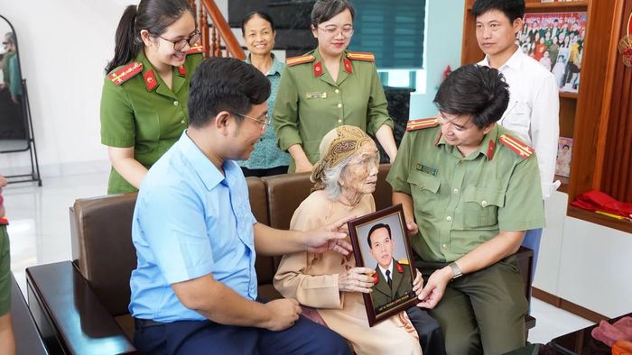 Những khoảnh khắc xúc động của "Hành trình tri ân - Phủ màu di ảnh liệt sĩ" được trao đến tay người thân.