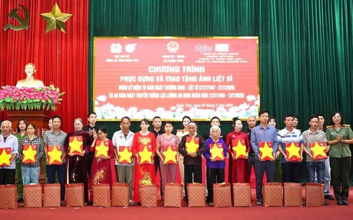 Các đại biểu trao tặng các bức ảnh liệt sĩ được phục dựng đến các gia đình chính sách