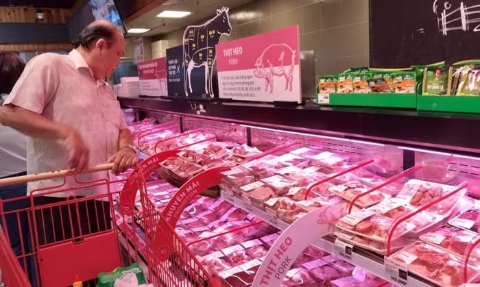 Nhìn chung, giá lợn hơi hôm nay ghi nhận xu hướng giảm cục bộ tại miền Bắc khi Cao Bằng, Thái Nguyên, Lạng Sơn và Sơn La cùng giảm 1.000 đồng/kg, trong khi các khu vực còn lại giữ ổn định