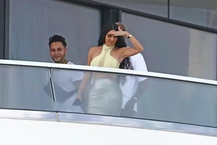 Kim Kardashian diện trang phục hiệu Crash ở Florida