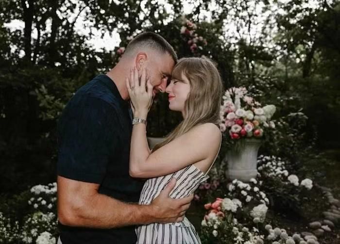 Taylor Swift đeo đồng hồ Cartier Santos, cùng với Travis Kelce, trong bức ảnh công bố lễ đính hôn của cặp đôi Taylor Swift và Travis Kelce