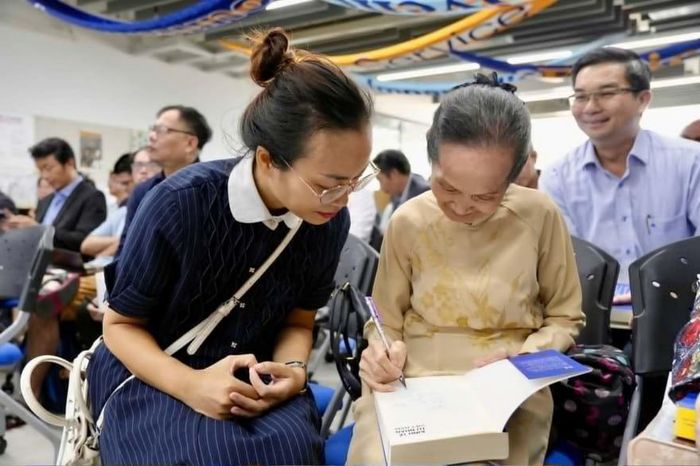 Chuyên gia kinh tế Phạm Chi Lan ký tặng sách. 