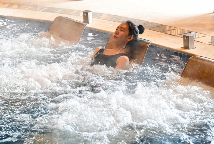 Buổi tập yoga, thiền chuông khi ngày mới bắt đầu, trải nghiệm thủy trị liệu giúp đánh thức và thư giãn sâu mọi giác quan