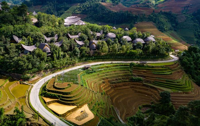 Từ các căn phòng khu nghỉ dưỡng, du khách có thể phóng tầm mắt tới những thửa ruộng bậc thang, nơi đồng bào người H'Mông đang cấy