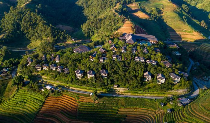 Dưới ánh nắng chiều, những mái nhà của khu nghỉ dưỡng Garrya Mù Cang Chải như nhưng viên ngọc giữa đại ngàn