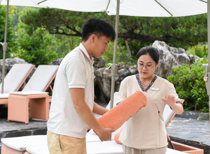 Giám sát kiêm lễ tân spa Sùng Thị Ca được cử đi đào tạo tại Thái Lan để nâng cao nghiệp vụ