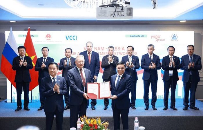 Thủ tướng Chính phủ Lê Minh Hưng chứng kiến trao Quyết định quyền tham gia Hợp đồng Dầu khí, lô Kharyaga PSA tại LB Nga - Phụ lục số 8 Kharyaga PSA. Ảnh: TTXVN