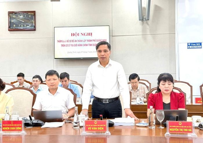 Ông Vũ Văn Diện, Phó Chủ tịch Thường trực UBND tỉnh Quảng Ninh báo cáo tại hội nghị. Ảnh: TT