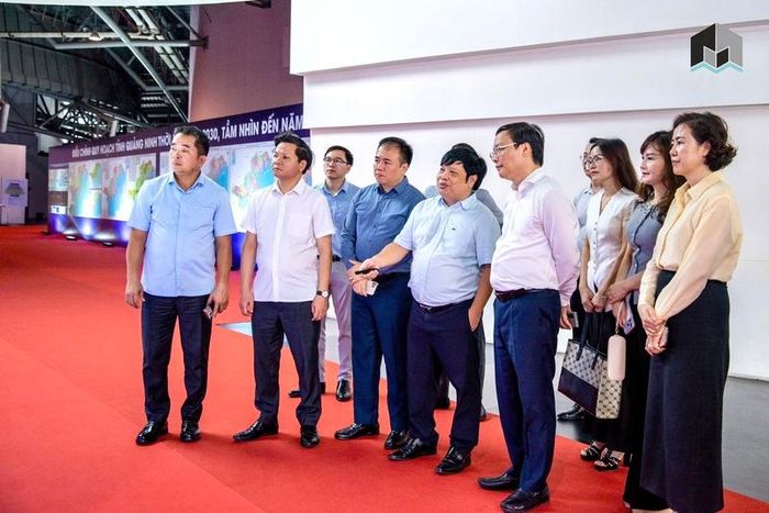 Trong khuôn khổ hội nghị, các đại biểu đi kiểm tra Thiết chế văn hóa, thể thao và du lịch tỉnh tại Bảo tàng - Thư viện tỉnh và Cung Quy hoạch Hội chợ triển lãm. Ảnh: TT