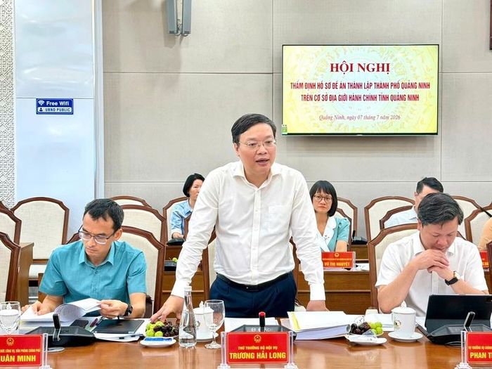 Thứ trưởng Bộ Nội vụ Trương Hải Long, Trưởng đoàn thẩm định hồ sơ Đề án thành lập TP. Quảng Ninh phát biểu tại hội nghị. Ảnh: TT