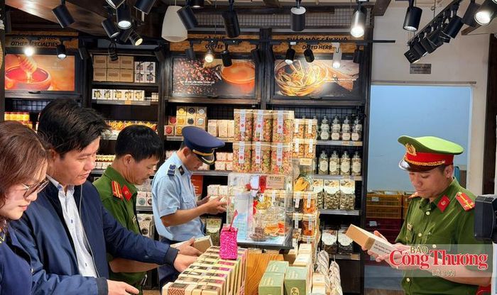 Đoàn kiểm tra liên ngành của tỉnh Lâm Đồng kiểm tra cửa hàng kinh doanh các mặt hàng đặc sản trên địa bàn tỉnh.