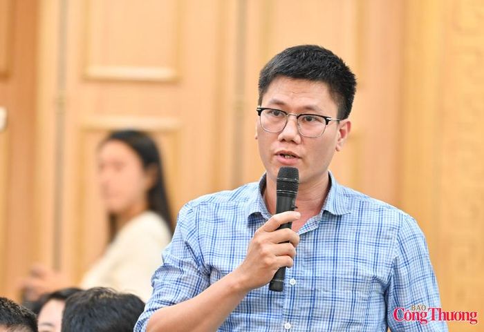 Nhiều vấn đề nóng của ngành được các nhà báo quan tâm và đặt câu hỏi tới các đơn vị liên quan.